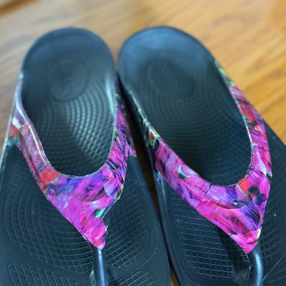 OOFOS Oolala Limited Edition Neon Rose Women's Flip Flop Sandals Size 42 - Picture 8 of 8